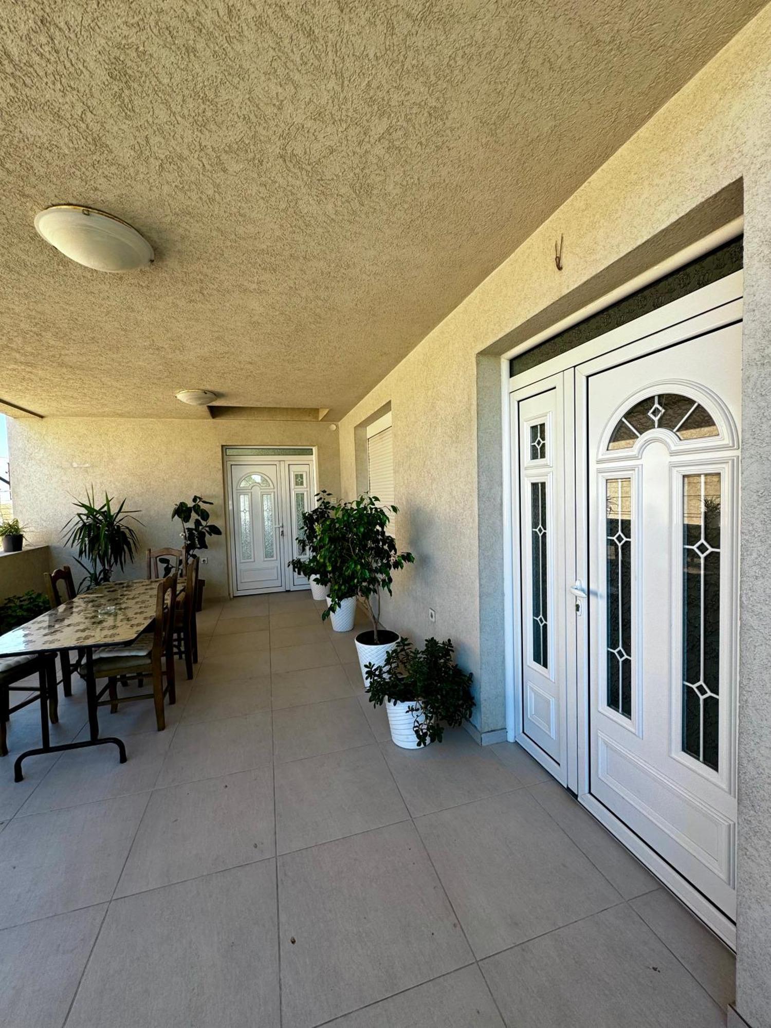 Daire Lovely With Terrace/divan Sa Terasom Deveti Maj