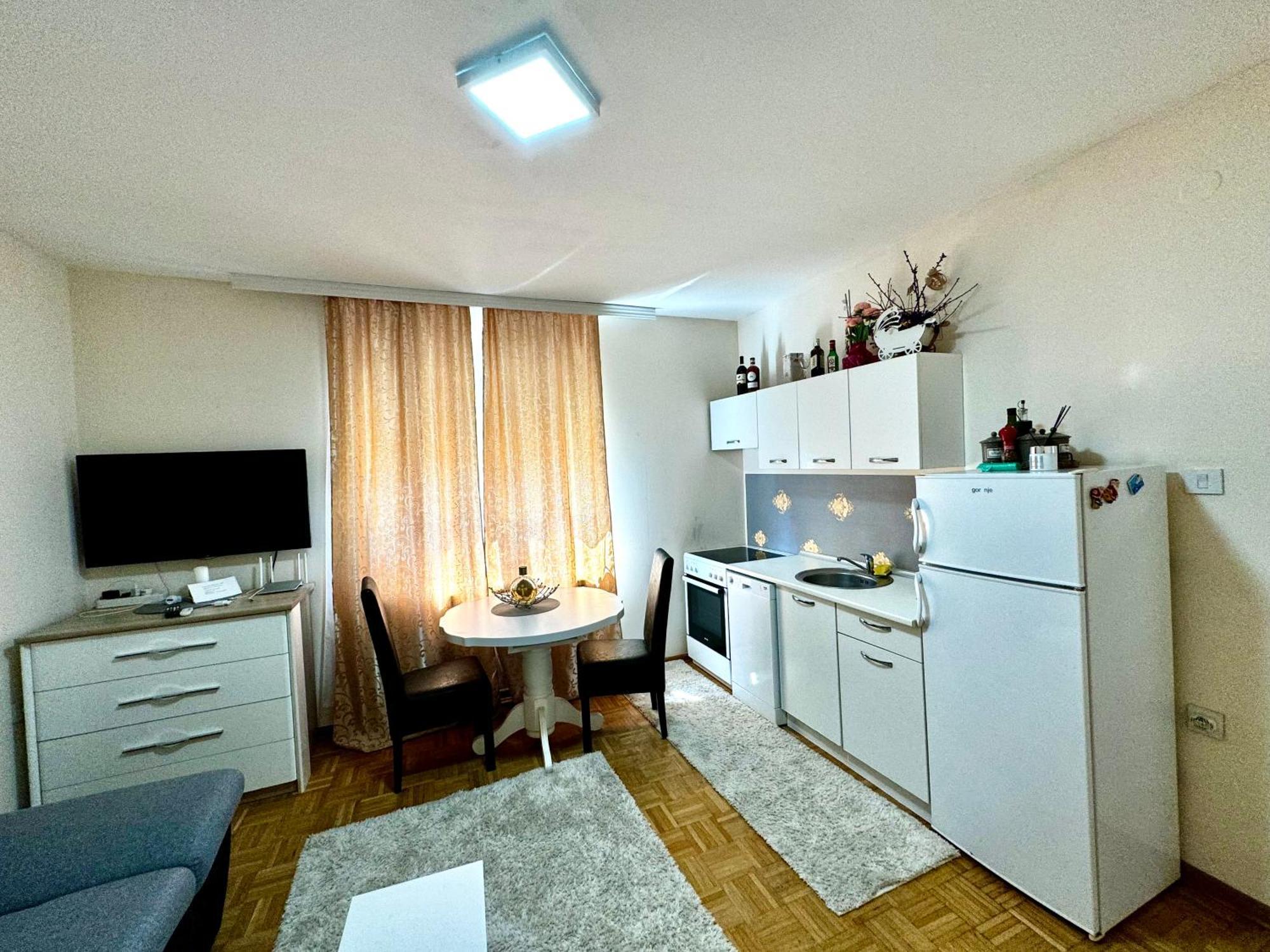 Lovely With Terrace/divan Sa Terasom