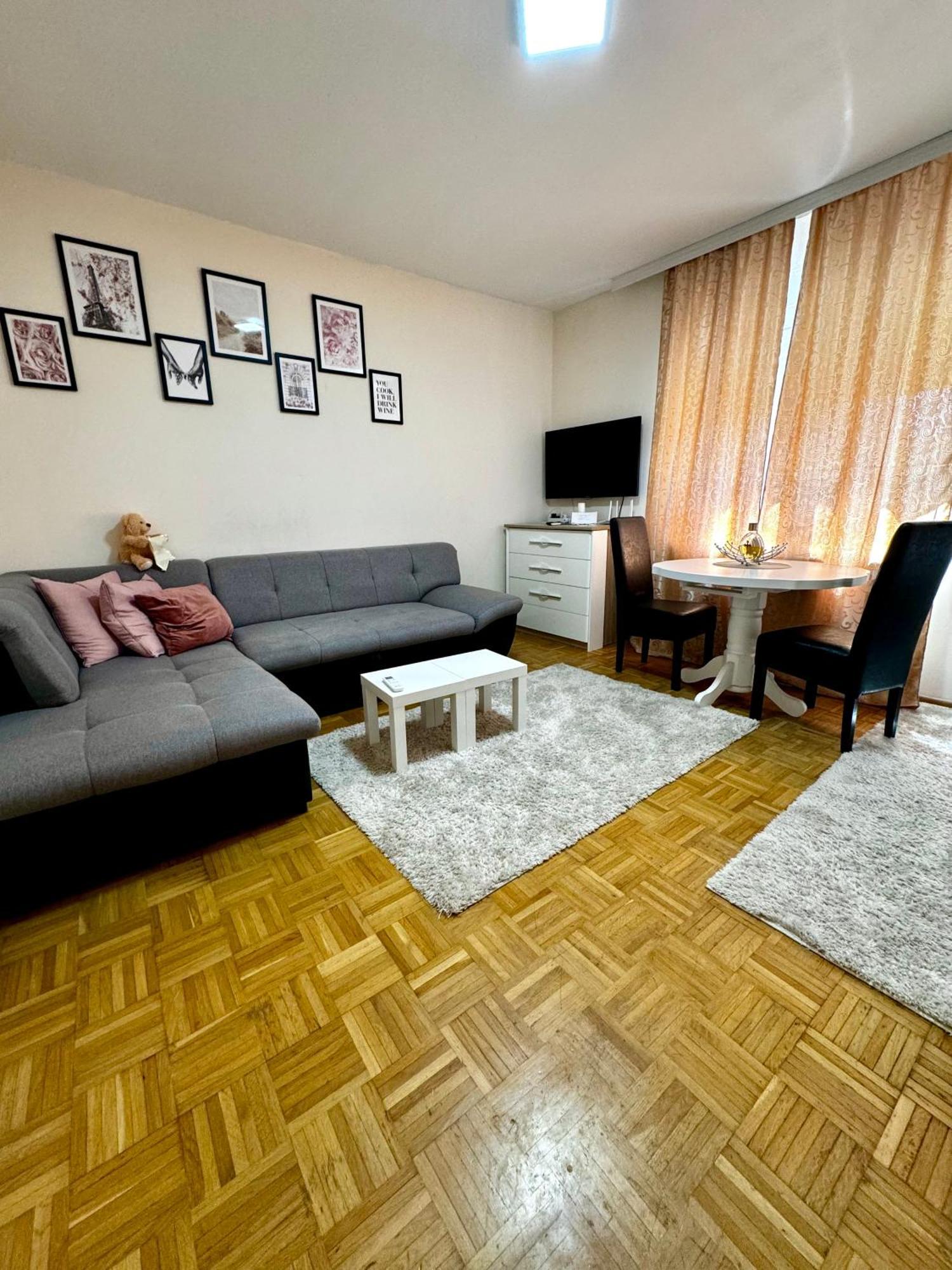 Apartment Lovely With Terrace/divan Sa Terasom