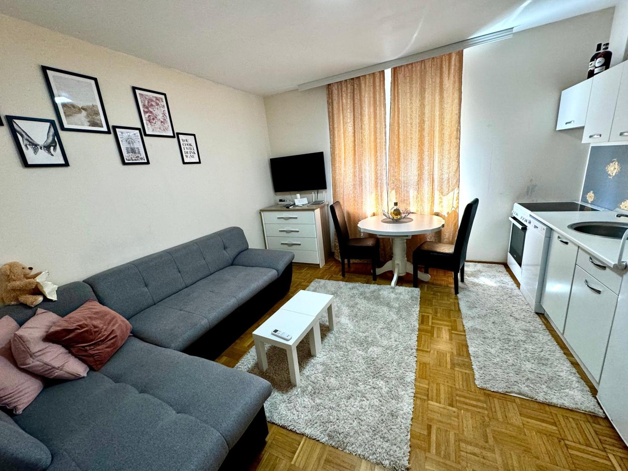 Apartment Lovely With Terrace/divan Sa Terasom *