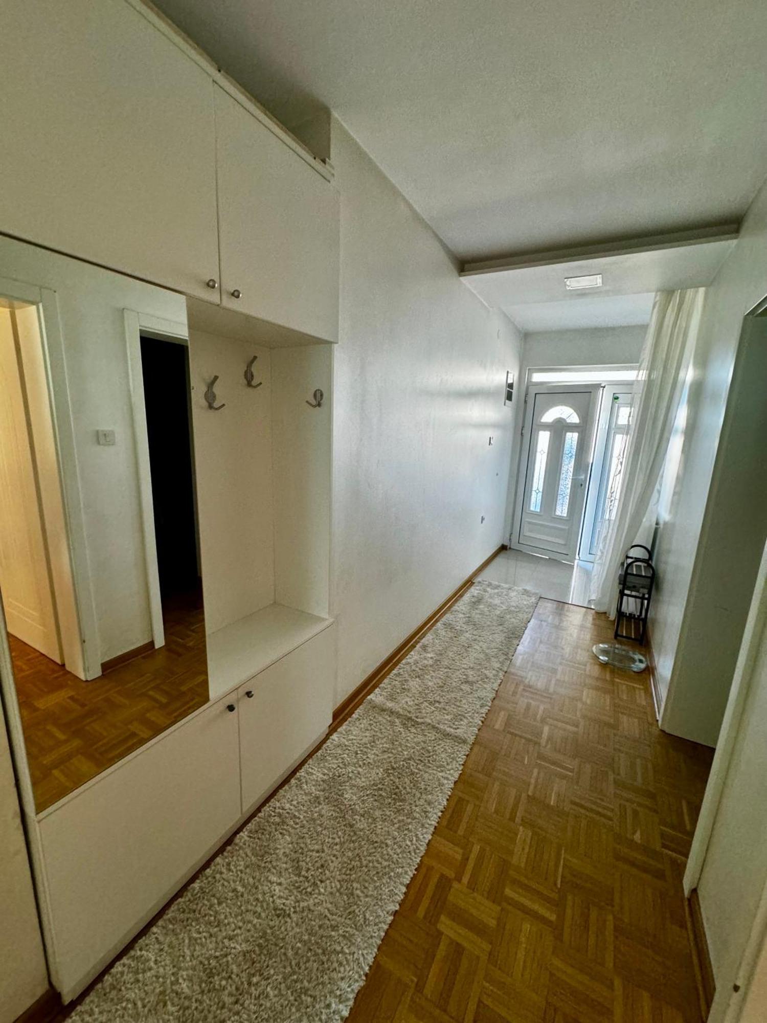 Apartment Lovely With Terrace/divan Sa Terasom Deveti Maj